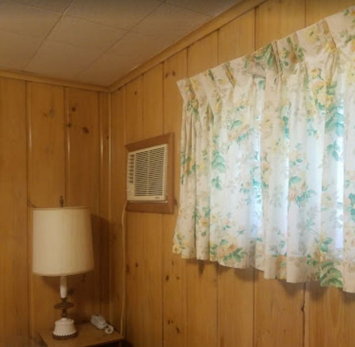 Tall Pines Motel (Starlite Motel) - Web Listing (newer photo)